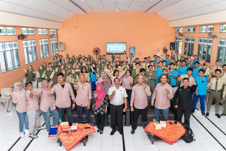 Conducting Safety and Health Training, HCML Organizes HSSE Goes to School to SMAN 1 Giri-Banyuwangi